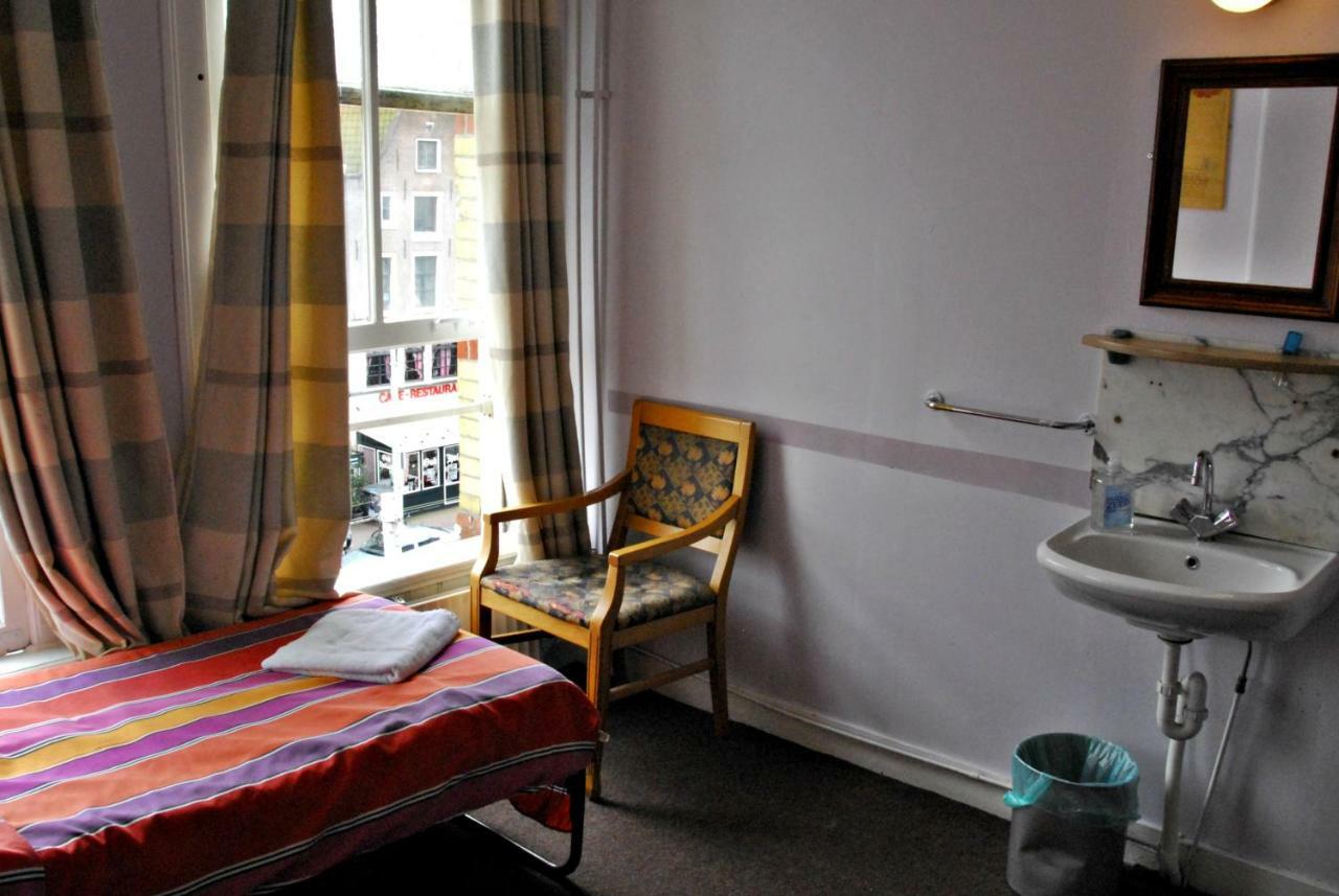Dreibettzimmer mit Gemeinschaftsbad